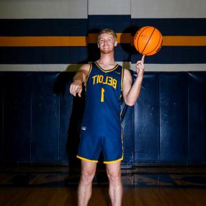 一个好的, 威斯康辛州, 本地的。, 24岁的Brian Rusch在Beloit找到了一个家，成为了一名篮球运动员, 学生的老师, 未来的教练.